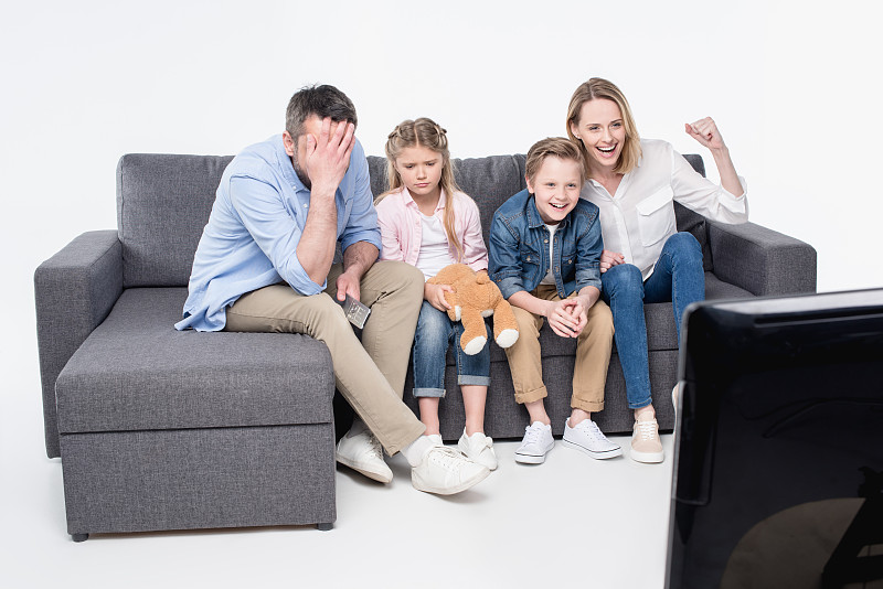 看电视,家庭,表现消极,沙发,坐在地上,双亲家庭,水平画幅,父母,情绪压力,家庭生活
