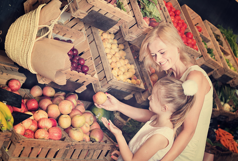 女儿,水果,母亲,水平画幅,食品杂货,顾客,超级市场,桃,架子,杏