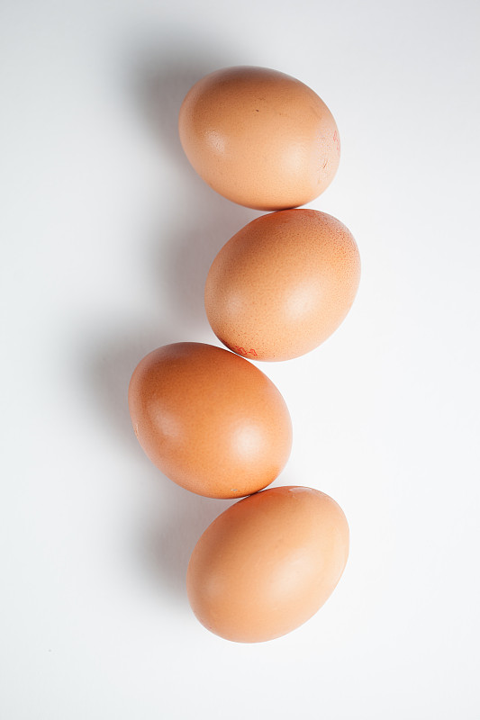 卵,桌子,四个物体,蛋,鸡蛋,静物,可持续生活方式,母鸡,垂直画幅,留白