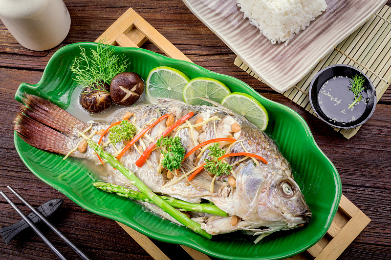 鱼类,蒸菜,酱油,泰国食品,罗非鱼,笛鲷,蒸汽,海产,餐具,葱