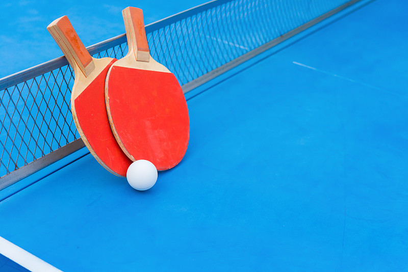 乒乓球桌,乒乓球,球拍,球体,蓝色,网,羽毛球拍,乒乓球拍,网球网,球