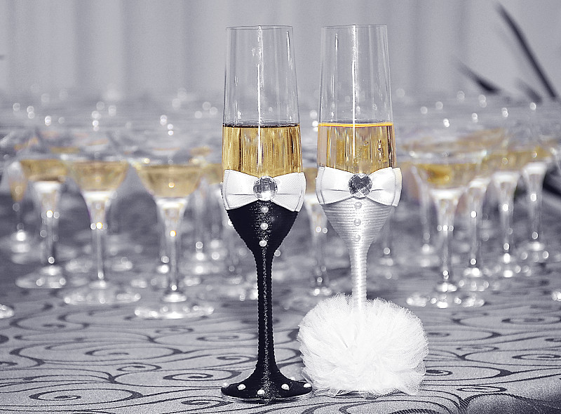 香槟杯,两个物体,铭悦香槟葡萄园,主菜餐盘,结婚戒指,正餐宴会,侍者,结婚宴会,罗马尼亚,食饮供应