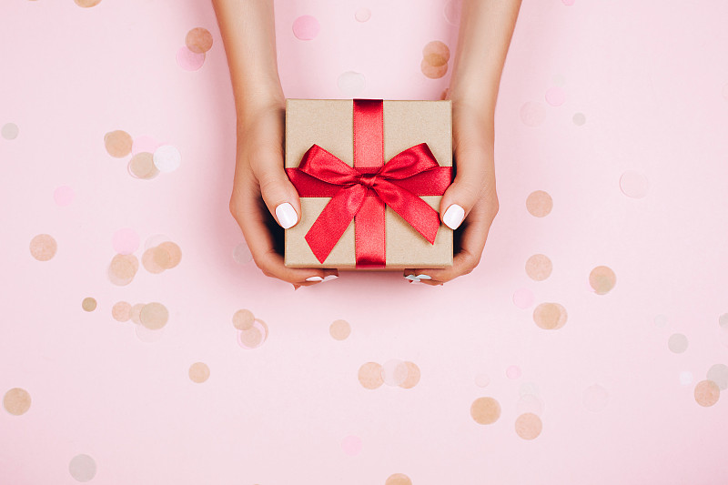 礼物,盒子,手,拿着,生日礼物,修指甲,蝴蝶结,粉色,五彩纸屑,生日