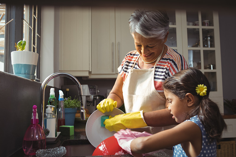 孙女,祖母,厨房器具,厨房水槽,水龙头,卫生,家常杂务,清洁海绵,清洁手套,灰发