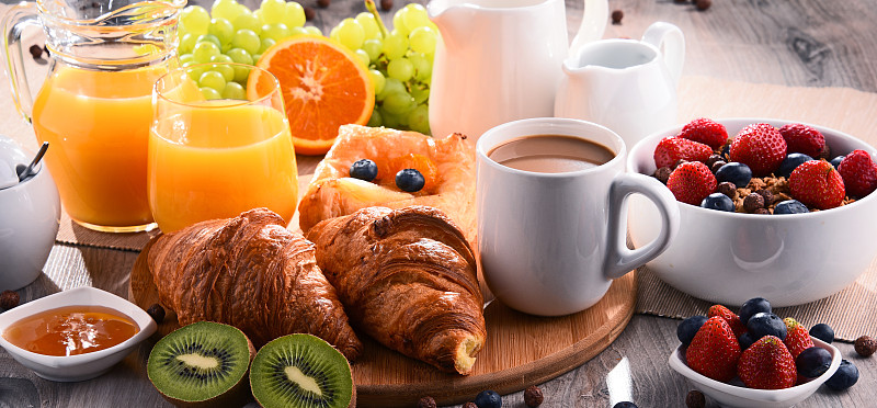 果汁,早餐,牛角面包,咖啡,水果,上菜,奶壶,自助餐,橙汁,奇异果-水果