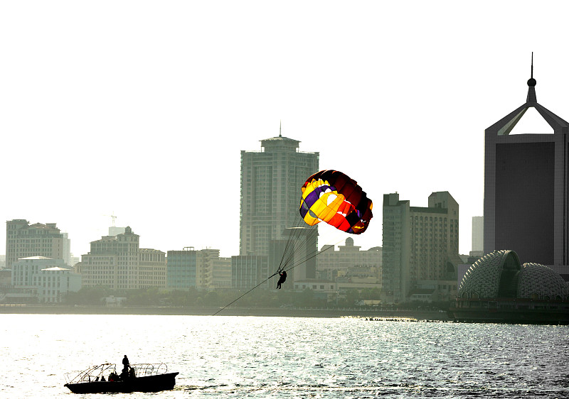 青岛,城市,旅行者,拖引式降落伞运动,高崖跳伞,少量人群,休闲活动,水平画幅,进行中,夏天
