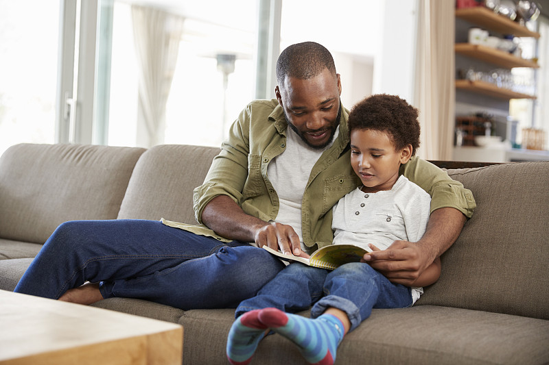 书,沙发,起居室,父子,儿子,父亲,父母,中年男人,非裔美国人,儿童