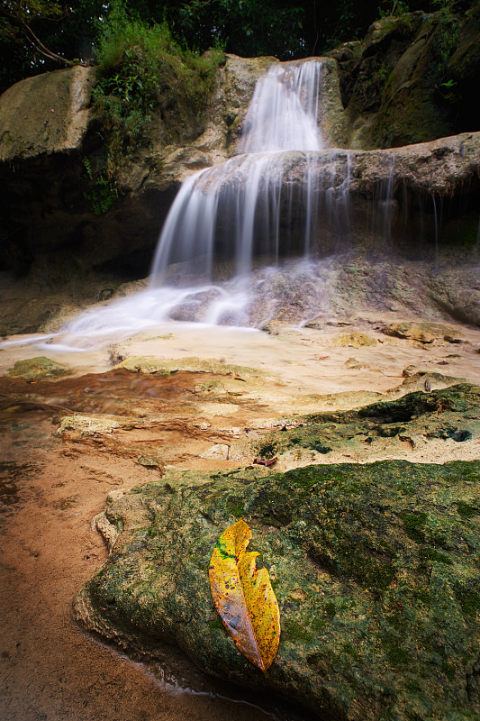 瀑布,西参巴瓦岛,自然,垂直画幅,水,岩石,无人,户外,岛,宏伟