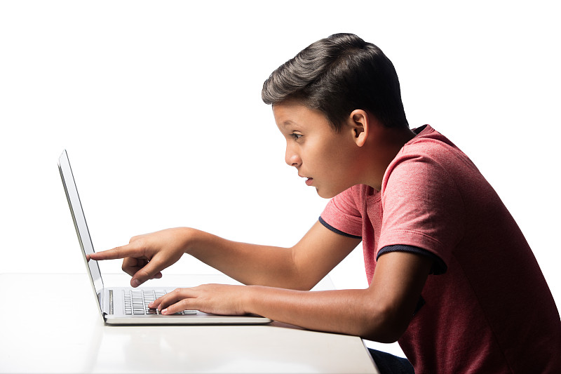少男,看,使用手提电脑,中景,眯着眼,12岁到13岁,墨西哥人,青少年,笔记本电脑,拉美人和西班牙裔人