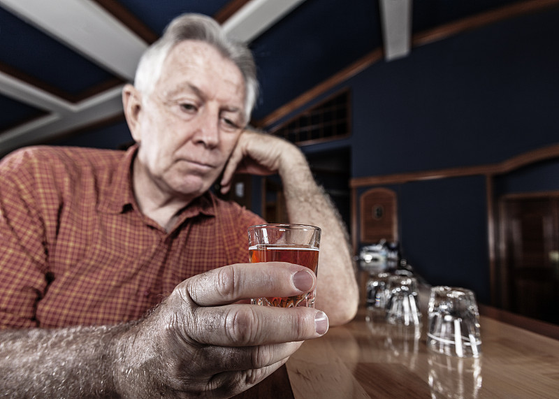 饮料,老年人,男人,吧台,匿名戒毒会,喝醉的,小酒杯,失望,仅一个老年男人,关系紧张