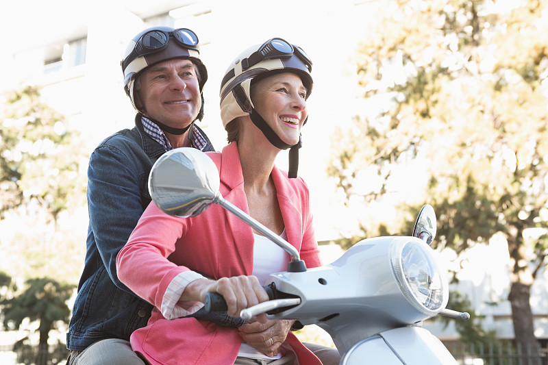 机动脚踏车,快乐,老年伴侣,安全帽,着装得体,中老年伴侣,休闲活动,夏天,仅成年人,头饰