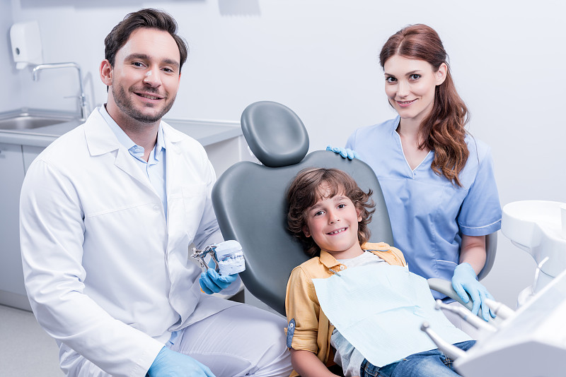 牙医,口腔卫生,椅子,门诊部,男孩,儿童牙科,矫形牙医,外科手套,牙科诊所,青春期前儿童