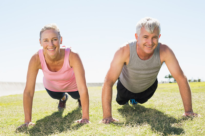 中老年伴侣,草,平板支撑,普拉提,,45到49岁,50到54岁,背心,中老年人,正面视角,运动竞赛