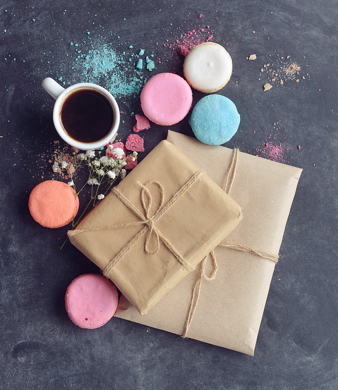礼物,蛋白杏仁饼,黑色背景,咖啡,水香花菜,排列整齐,碎屑,糖果,生日,生日礼物