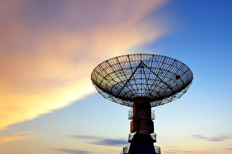 无线电通信塔,射电望远镜,天空,无线电波,卫星天线,技术,黑云压城,一个物体,金色,黄色
