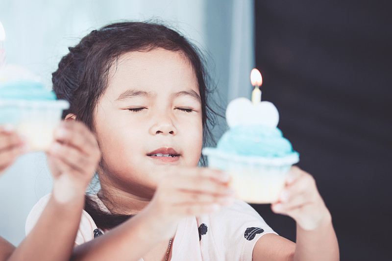 生日,纸杯蛋糕,儿童,可爱的,女孩,小的,拿着,亚洲,灵性,半身像