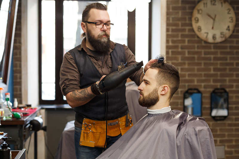 理发店,发型屋,美发师,男人,专业人员,仅男人,顾客,理毛行为,乌克兰,生活方式