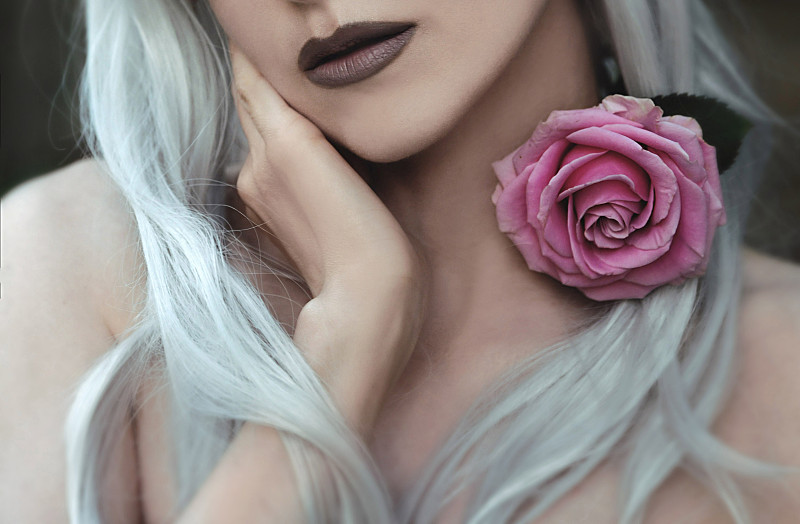 仅一朵花,玫瑰,青年女人,美,半身像,水平画幅,美人,化妆用品,白人,唇膏