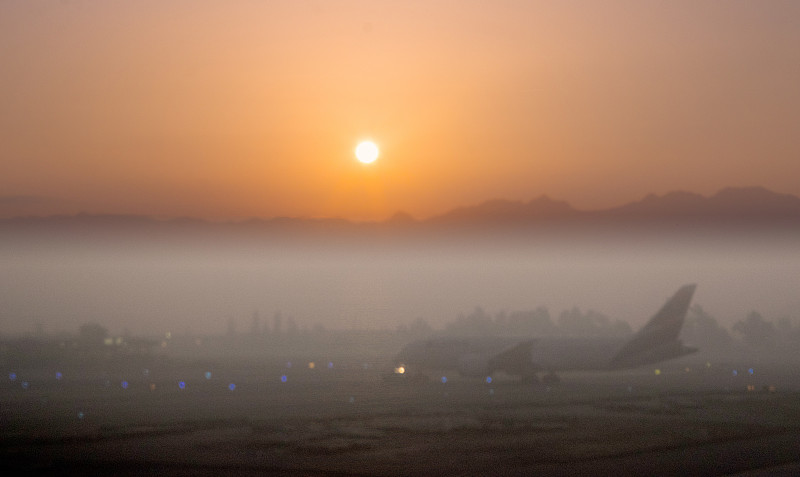飞机,雾,水平画幅,无人,圣地亚哥德古巴,圣地亚哥,,萨尔瓦多岛,山,机场,日光