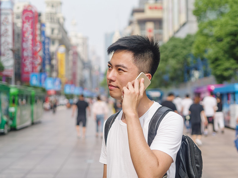 半身像,青年人,中国,男人,手机,户外,南京路,亚洲,注视镜头,打电话