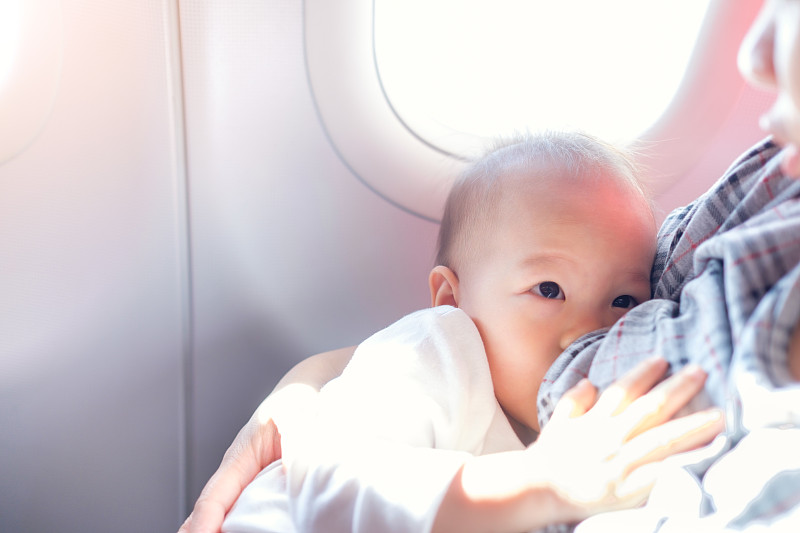 飞机,幼儿,男婴,可爱的,母亲,18到21个月,儿童,小的,哺乳