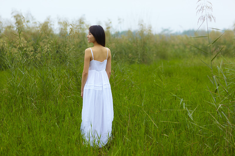 草地,户外,青年人,白色长裙,女人,自然美,不关心,田园风光,连衣裙,自然