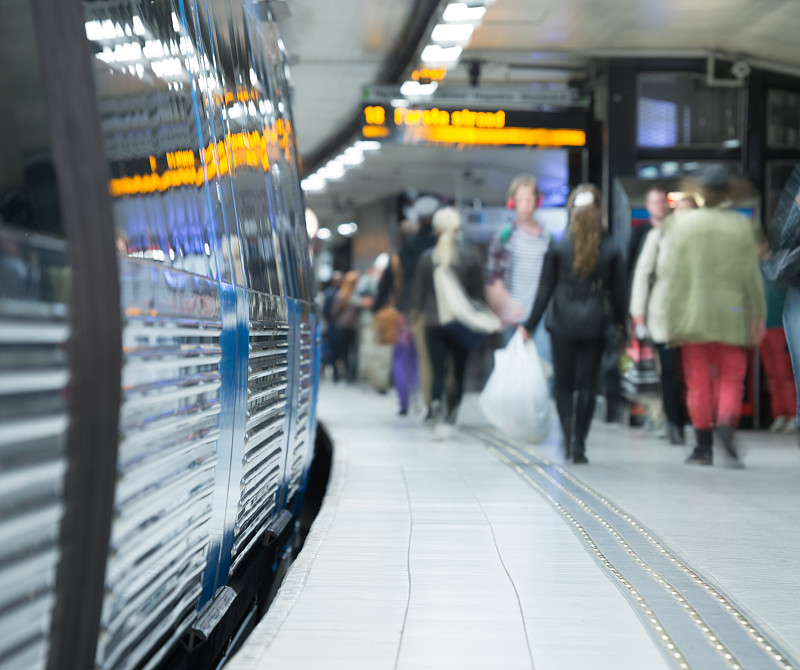 地铁月台,城市,斯德哥尔摩,火车站,通勤者,水平画幅,铁轨轨道,透视图,走廊,地铁
