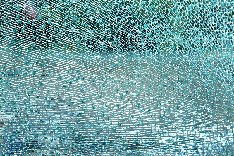 玻璃,坏掉的,小轿车门,正面视角,水平画幅,无人,碾碎了的,特写,泰国,白色