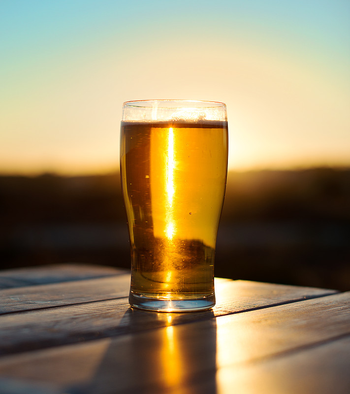 啤酒,玻璃杯,垂直画幅,水,天空,拉格啤酒,无人,含酒精饮料,夏天,饮料