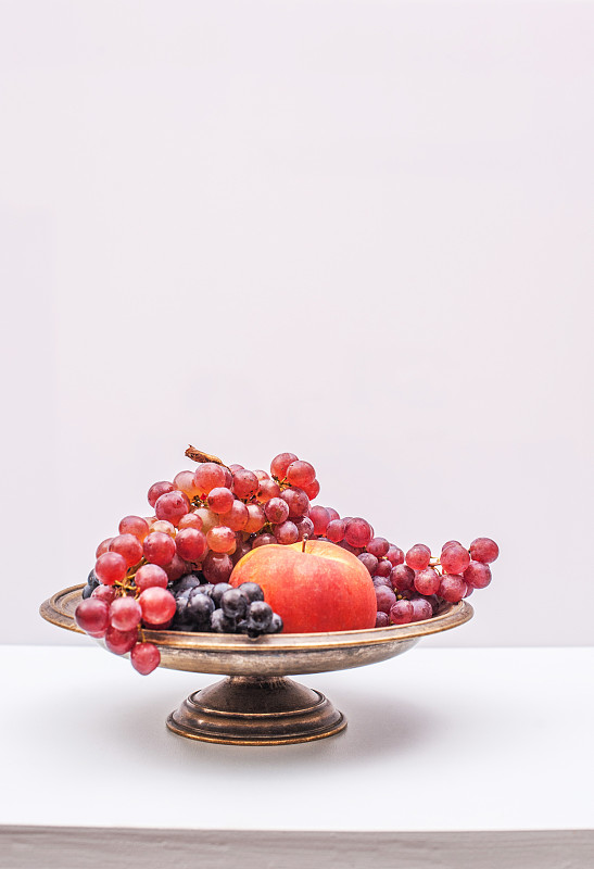 苹果,红葡萄,金属质感,静物,秋天,碗,垂直画幅,无人,古老的,古典式