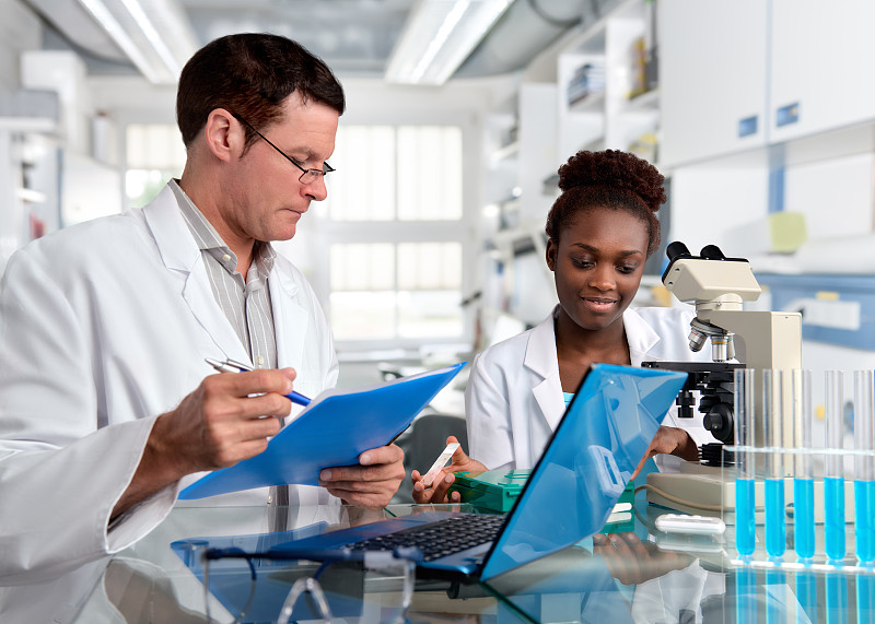 实验室,男性,非洲,科学家,职业,女性,白色人种,显微镜,半身像,外套