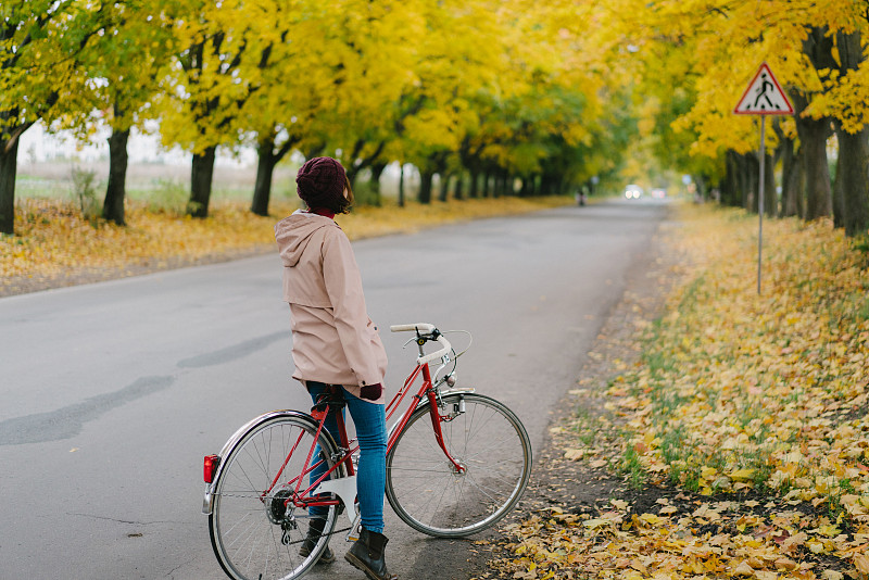 女人,秋天,骑自行车,林区,周末活动,仅成年人,青年人,风景,雨衣,街道