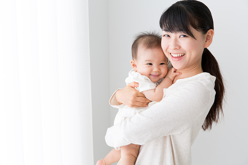 母亲,婴儿,注视镜头,起居室,婴儿期,日本人,拿着,日本,肖像,单身母亲