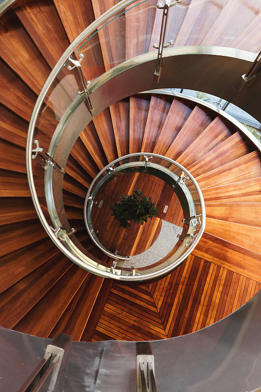 楼梯,垂直画幅,台阶,褐色,外立面,无人,铝,木材,天花板,金属