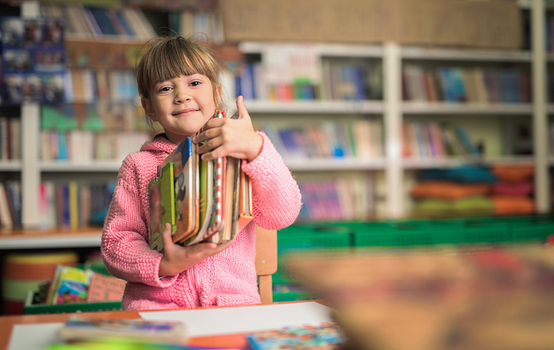书,图书馆,拿着,仅一个女孩,多帧影像,正面视角,留白,学龄前,公共图书馆,知识