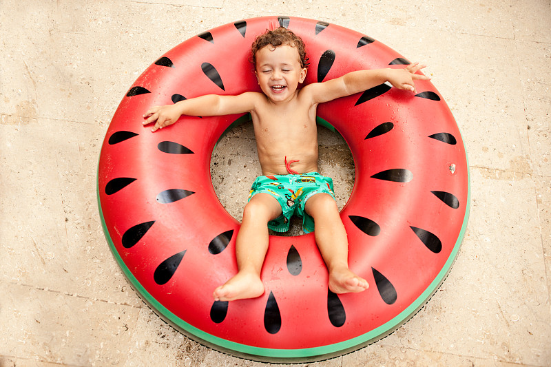 男孩,橡胶游泳圈,进行中,水,留白,度假胜地,休闲活动,水平画幅,游泳池,夏天