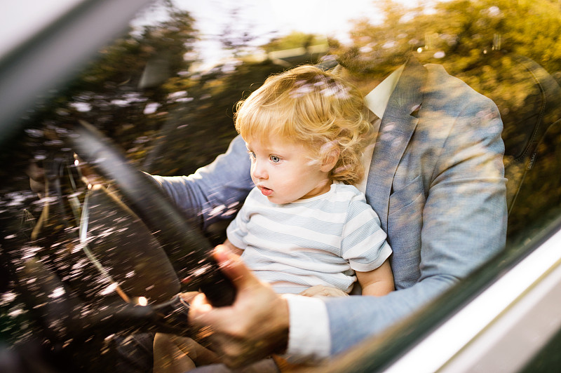 小的,儿子,汽车,男人,水平画幅,透过窗户往外看,智慧,父母,独生子女家庭,司机
