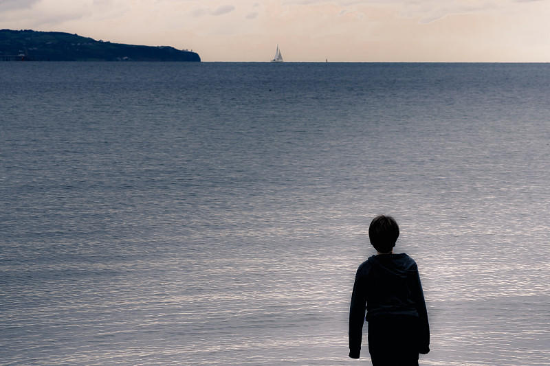 海岬,海洋,少男,有帆船,远距离,水,青少年,留白,噪声,连帽运动外套