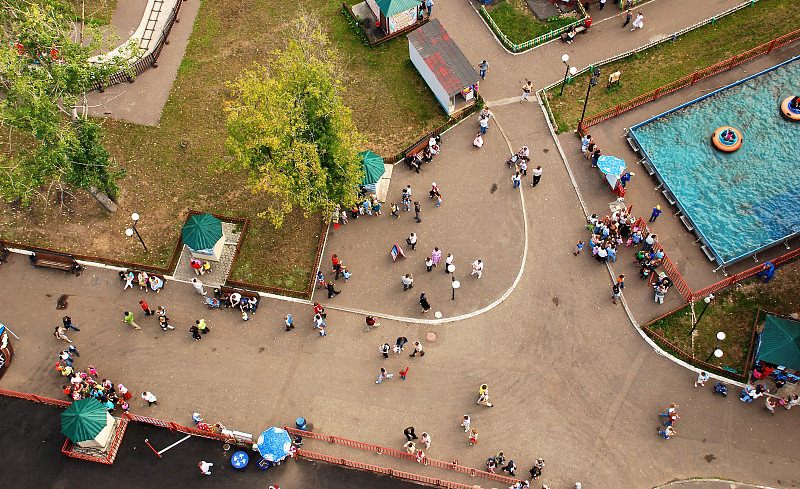 高视角,群众,城市生活,混沌,水,公园,休闲活动,水平画幅,游泳池,行人