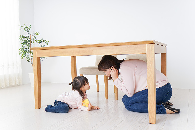 父母和孩子挤在桌子下面
