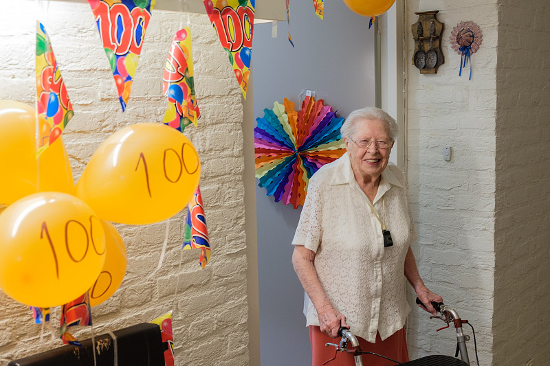 门,老年女人,100岁生日,前面,住宅房间,水平画幅,衰老过程,古老的,气球,生日