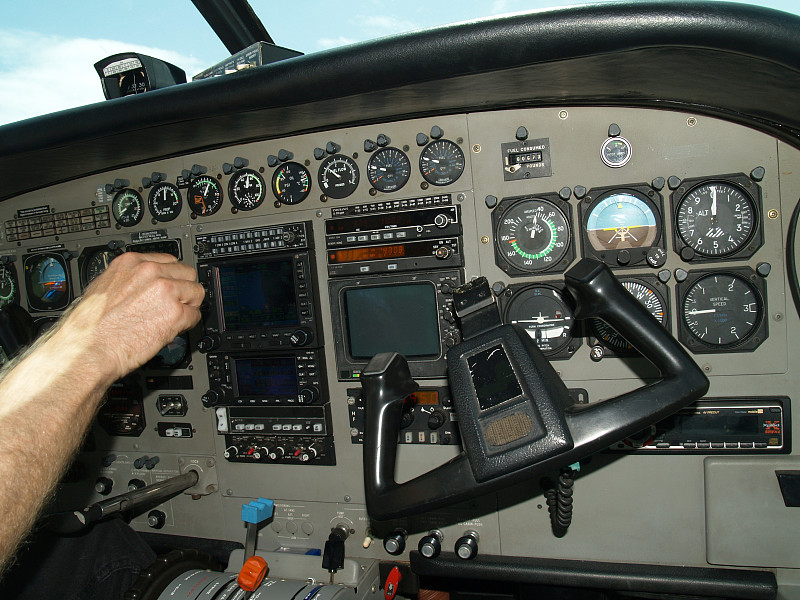 座舱,摄像机拍摄角度,赛斯纳飞机公司,海拔表,副驾驶,飞行员,船长,挡风玻璃,量表,仪表板
