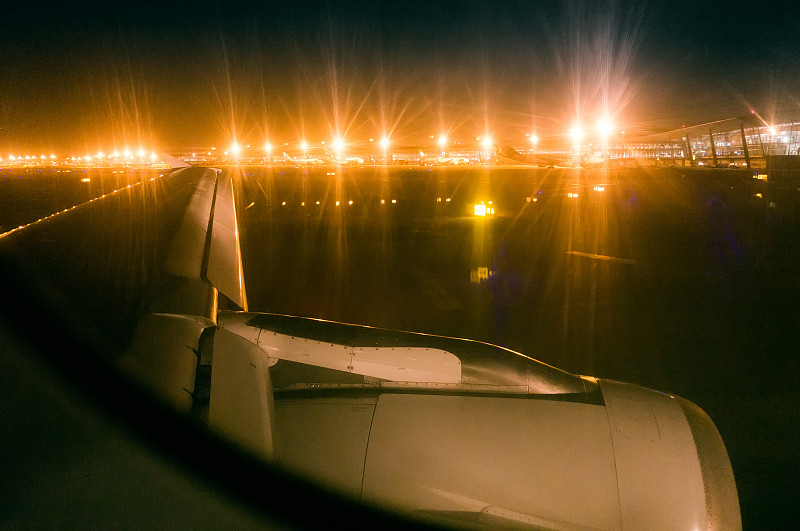 飞机,天空,留白,水平画幅,透过窗户往外看,夜晚,户外,交通方式,机翼,沥青