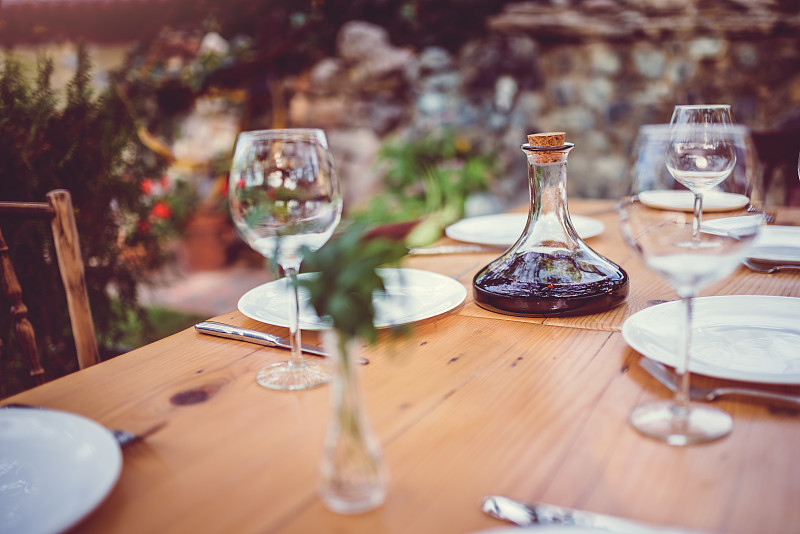 玻璃瓶,餐桌,玻璃杯,摆餐具,乡村风格,餐位,晚餐,葡萄酒,桌子,软木塞