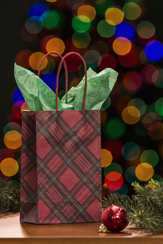 圣诞树,红色,礼品袋,背景虚化,格子图案,垂直画幅,留白,夜晚,无人