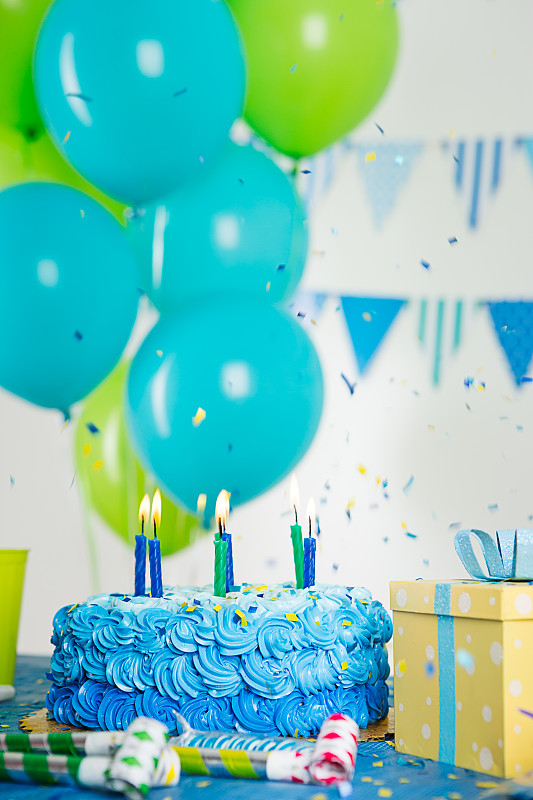 生日,绿色,蓝色,垂直画幅,正面视角,无人,蛋糕,气球,甜点心,夹心蛋糕