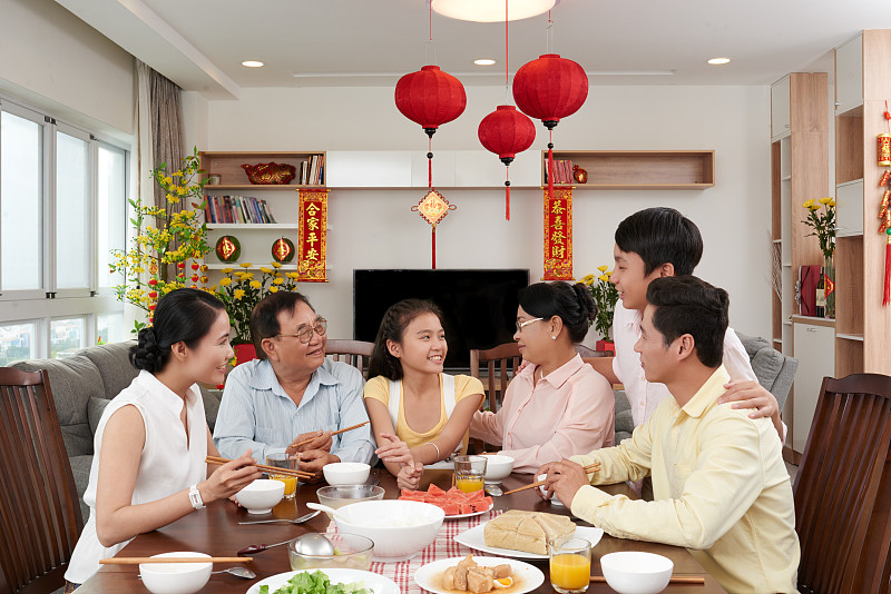 晚餐,新年前夕,越南新年,中国对联,越南,家庭,祖父母,餐具,水平画幅,父母