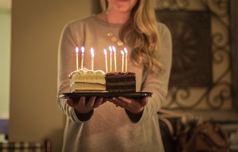 女人,生日蛋糕,蜡烛,水平画幅,生日,仅成年人,部分,青年人,社交聚会,仅一个青年女人