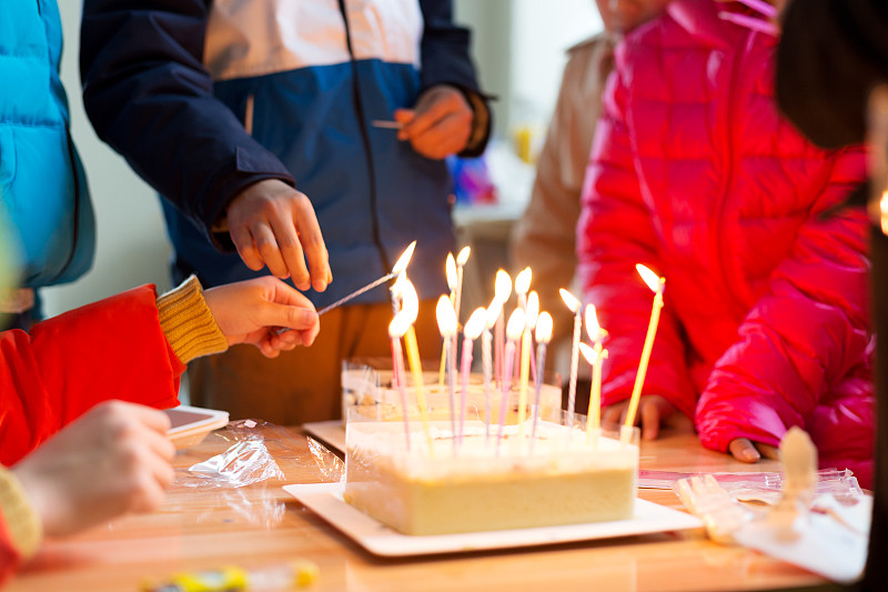 生日蛋糕,蜡烛,青少年,水平画幅,蛋糕,人群,生日,男性,甜点心,现代