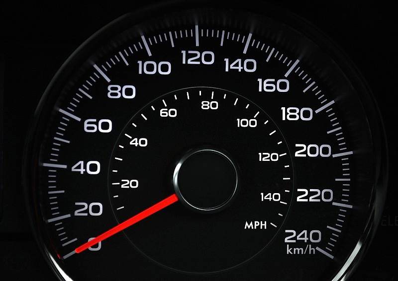 速度计,大特写,平衡折角灯,从在汽车上的角度拍摄,汽车部件,迅速,水平画幅,公路,公里,特写